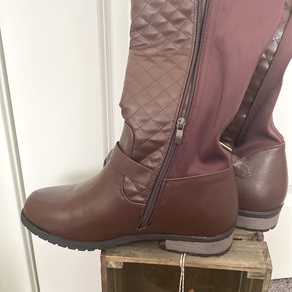 Two-tone color boot with front buckle.